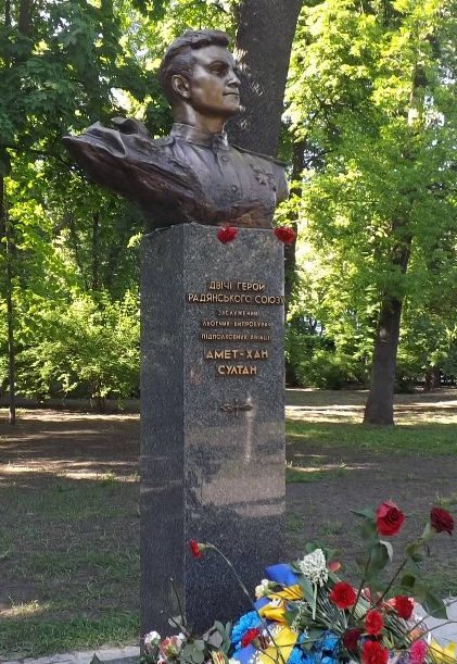Бюст дважды Герою Советского Союза Амет-Хану Султану.