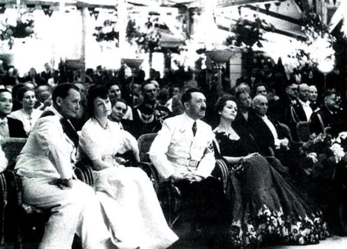 Адольф Гитлер с Ольгой Чеховой на торжественном приеме у Риббентропа, 1939 г. 