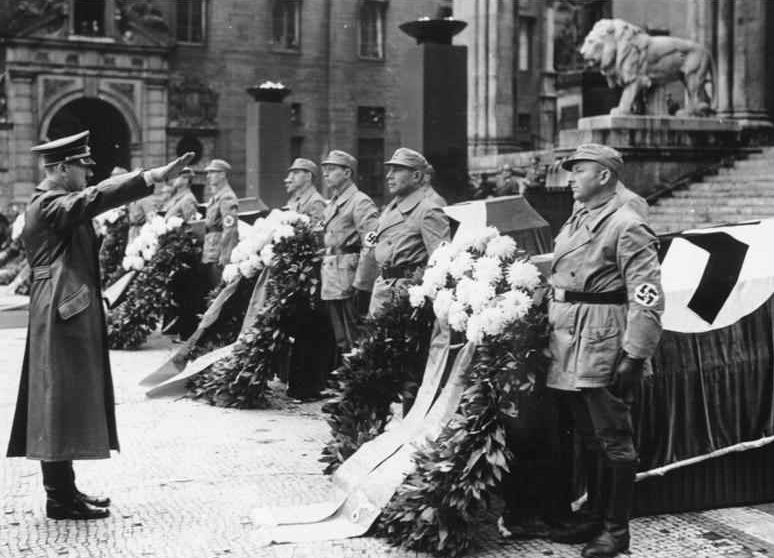 Гитлер на похоронах в Мюнхене.