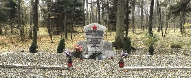 д. Ясень, Бытувский повят. Памятник на братской могиле советских военнопленных.
