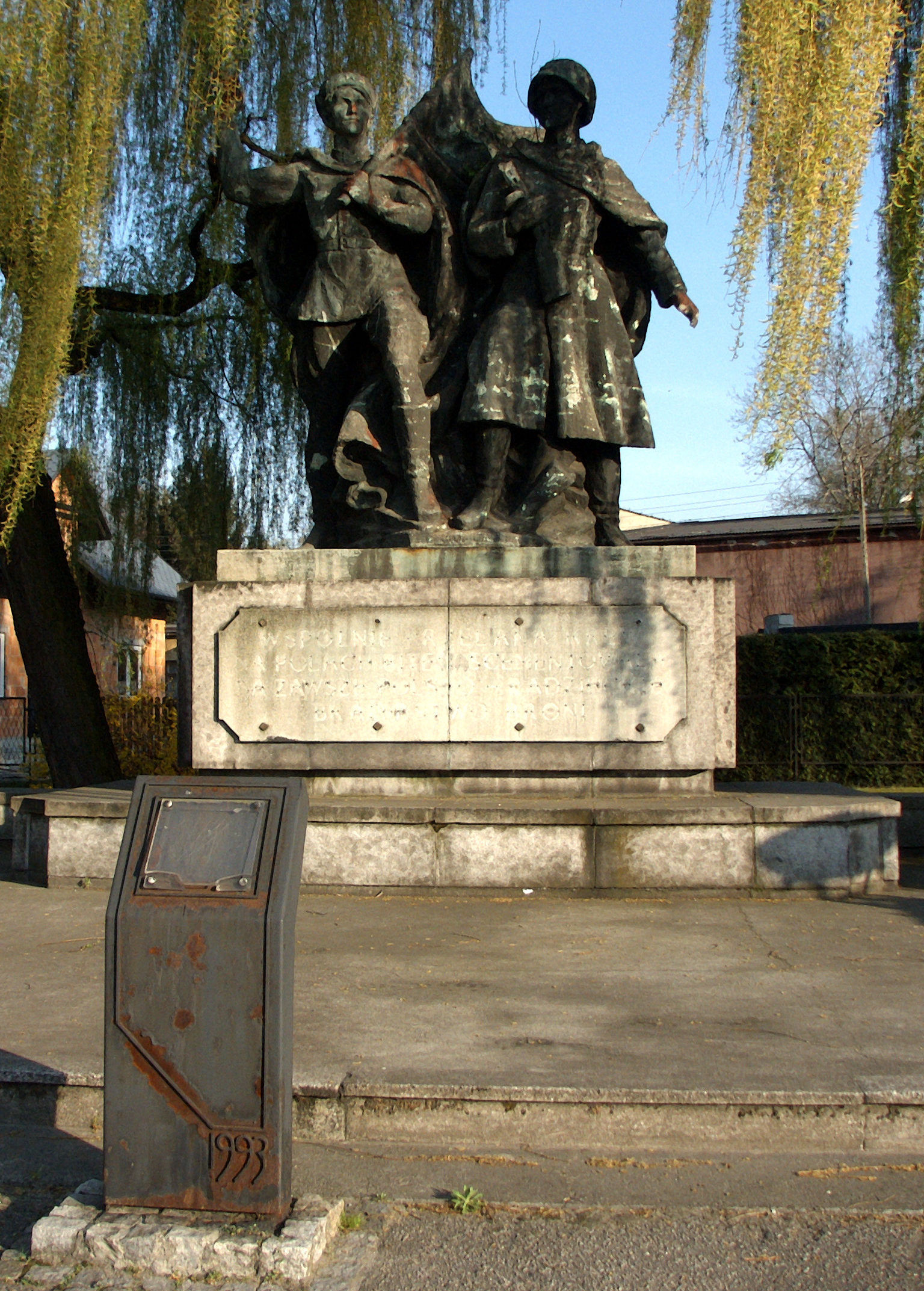 г. Чеховице-Дзедзице, Бельского повята. Памятник благодарности Красной Армии, установленный в 1953 году.