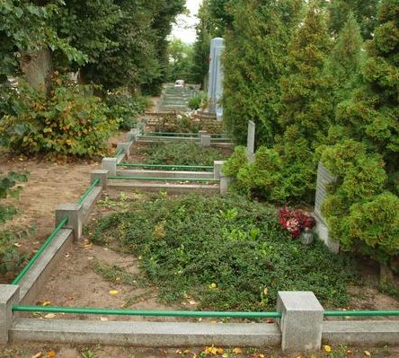 Братские могилы на кладбище.