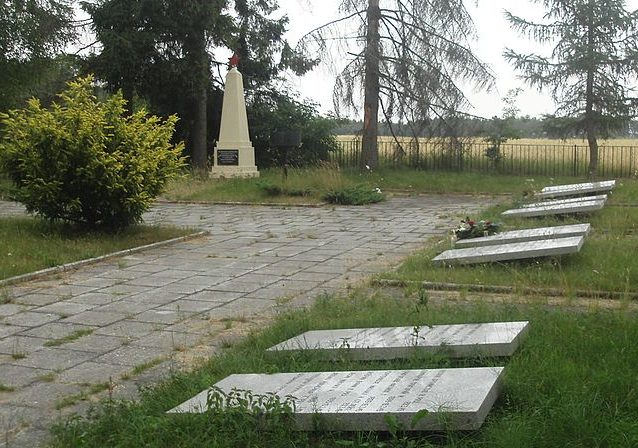 д. Бояно, Вейхеровский повят. Воинское кладбище на окраине леса, где захоронено 6 055 советских воинов, в т.ч. 5 965 неизвестных, погибших при освобождении городов Гданьск, Сопот, Гдыня и их окрестностей.