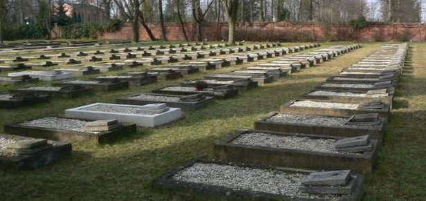 Братские могилы на воинском захоронении.
