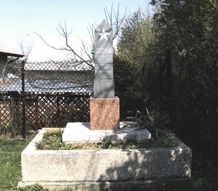 д. Букув, Краковский повят. Памятник на братской могиле советских воинов, погибших в годы войны.