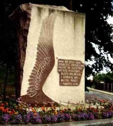 г. Вейхерово. Памятник, установленный на братской могиле, в которой захоронено 728 советских воинов, в т.ч. 697 неизвестных.