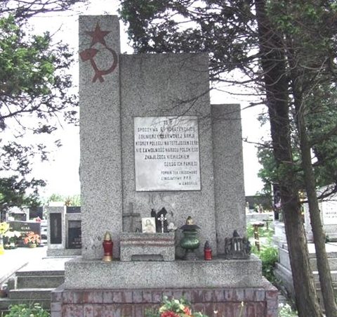г. Загуже, повят Беджин. Памятник на братской могиле на приходском кладбище по улице Зузанна-Пулноцна, в которой похоронено 64 воина. 