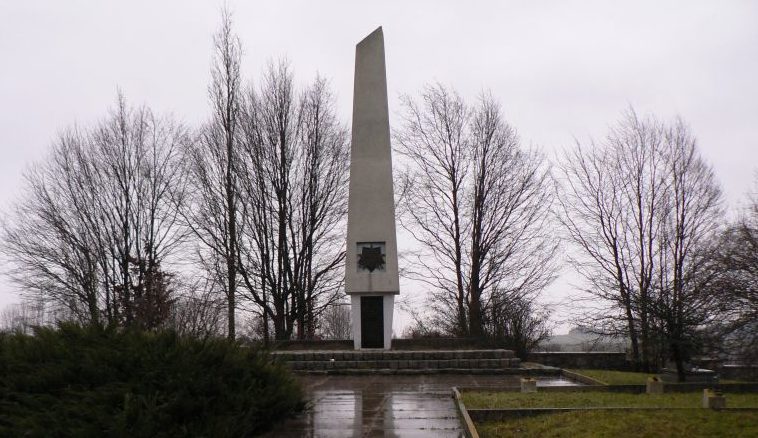 д. Вронки Голдапского повята. Обелиск, установленный на братской могиле, в которой похоронено 1 431 советский воин, в т.ч. 1 100 неизвестных.