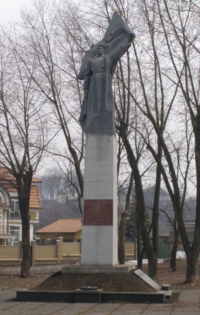 Памятник погибшим землякам, установленный возле школы по улице Каменяров, 12. 