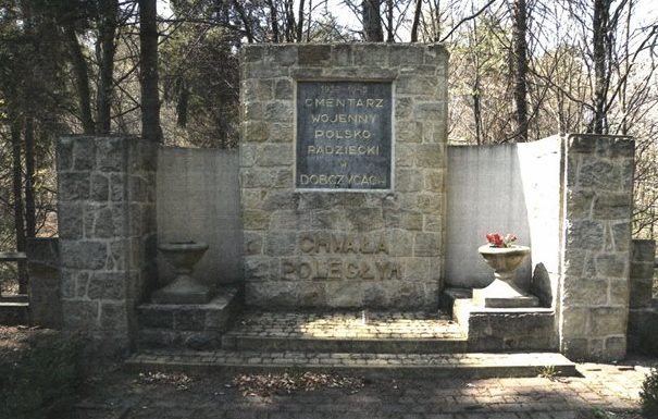 г. Добчице, Краковский повят. Памятник по улице Армии Червоней, установленный на братской могиле, в которой похоронено 368 советских воинов, в т.ч. 358 неизвестных.