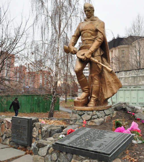 Памятник по улице командарма Уборевича, 3 установлен на братской могиле, в которой похоронены воины, погибшие в годы войны. 