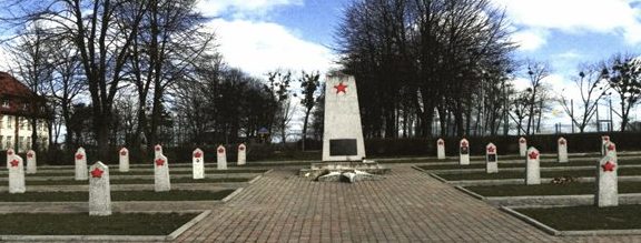 г. Свеце. Воинское кладбище по улице Генерала Халлера, где похоронено 778 советских воинов, в т.ч. 750 неизвестных, погибших в годы войны. 