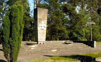 Памятник военнопленным на кладбище.