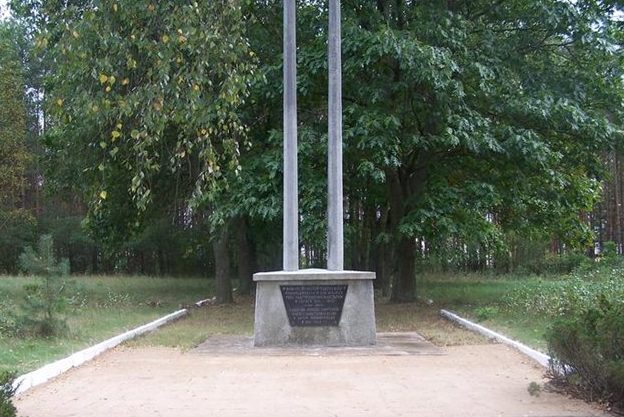 д. Коморово, Острувский повят. Памятный знак, установленный на захоронении 24-х тысяч военнопленных лагеря Шталаг-333. 