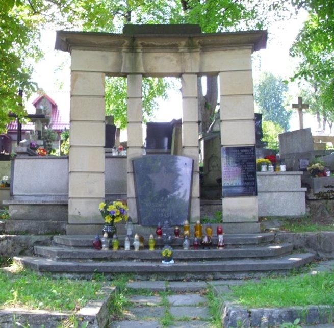  г. Мысленице. Памятник по улице Неподлеглости, установленный на братской могиле, в которой похоронено 194 советских воина, в т.ч. 64 неизвестных.