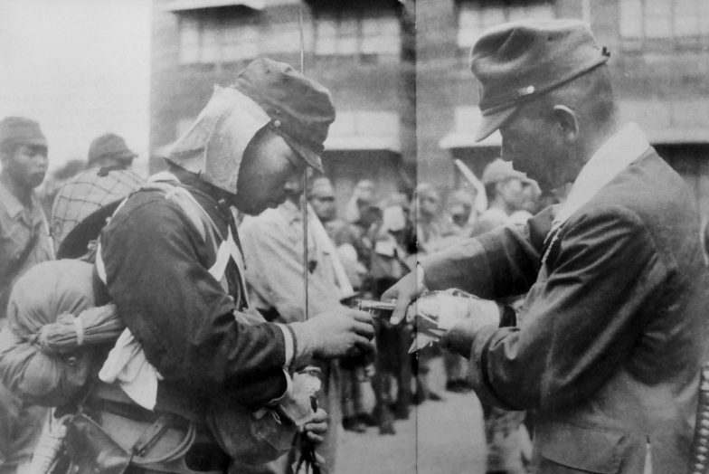 Киодзи Томинага наливает саке командиру спецгруппы «Гирецу» лейтенанту Шигео Нака перед вылетом на операцию. Манила, Филиппины, 26.11.1944 г. 
