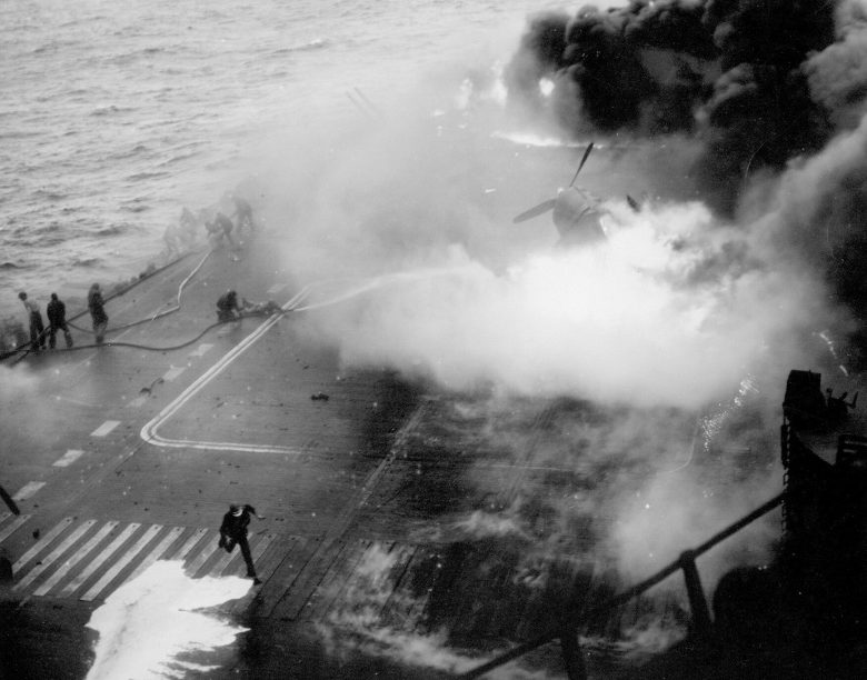 Палуба американского авианосца «Саратога» после атаки самолетом камикадзе. Февраль, 1945 г.