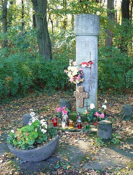 г. Познань. Памятник жертвам концлагеря «Форт VII», установленный на восточном берегу озера Русалка. Он посвящён 40 жертвам концлагеря, погибшим в декабре 1940 г.