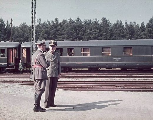 Гитлер и Риббентроп на фоне поезда. Польша. 04.09.1939 г.