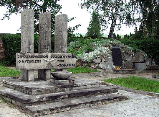 г. Новы-Тарг. Памятник на воинском кладбище по улице Св. Анны, где захоронено 1 244 советских воина, в т.ч. 1 182 неизвестных.