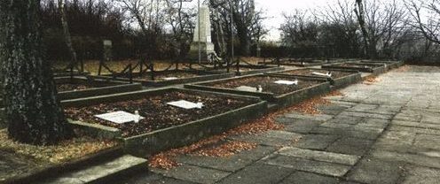д. Хлапово, Вейхеровский повят. Воинское кладбище, где захоронено 596 советских воинов.