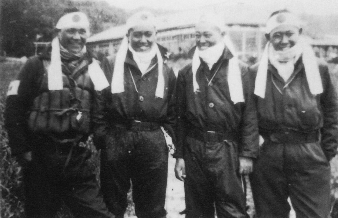 Летчики-камикадзе перед боевым вылетом. 1944 г.