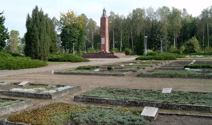 д. Боленчин, Плоньский повят. Воинское кладбище, где похоронено 2 487 советских воинов, в т.ч. 1 979 неизвестных, погибших в годы войны.