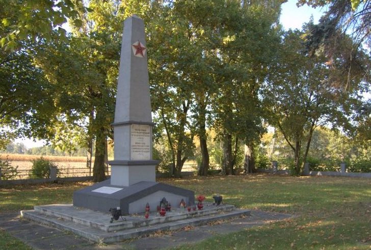 с. Хшовице, Опольский повят. Памятник на кладбище советских воинов, погибших в боях за село.
