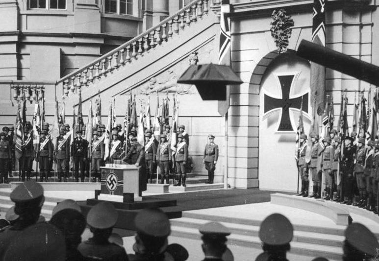 Гитлер выступает на церемонии Цейхгаузе. 1943 г.