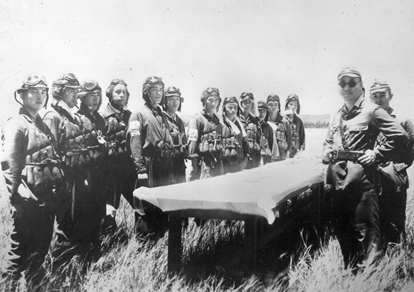 Летчики-камикадзе перед церемонией. 3-й корпус. База Синьчжу. 1944 г.