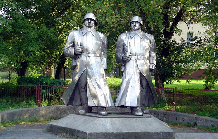 г. Домброва-Гурнича. Памятник воинам-освободителям, установленный на перекрестке улиц Ласковей и Голоновской. 