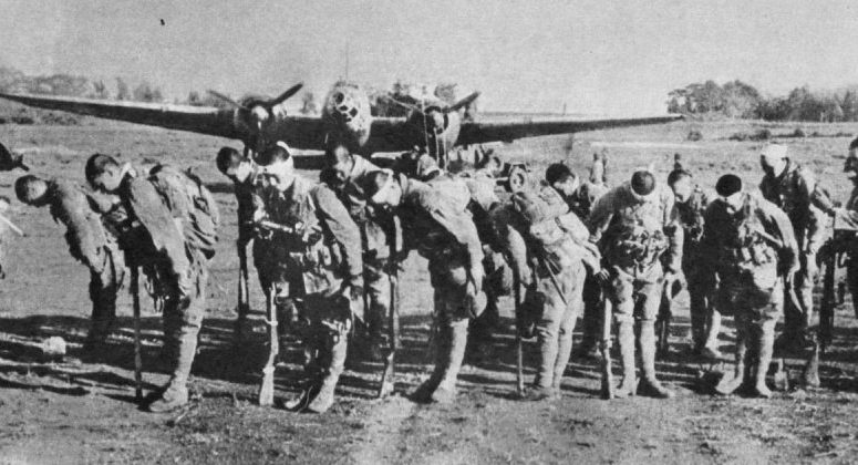 Десантники «Гирецу» перед посадкой в самолеты. 1945 г.