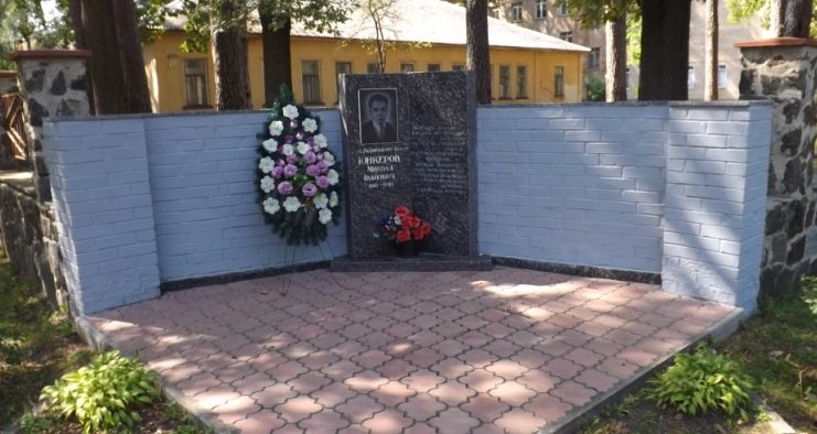 Памятный знак Герою Советского Союза Юнкерову Н.И. на одноименной улице.
