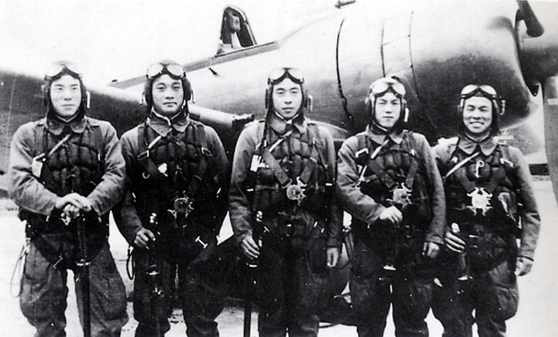 Летчики-камикадзе перед боевым вылетом с аэродрома Тёси. Ноябрь 1944 г.