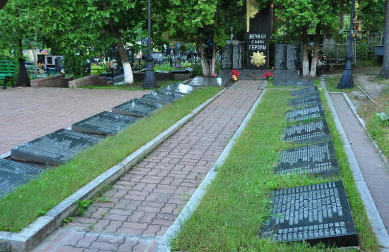 Памятник, установленный на братской могиле на Пуща-Водицком кладбище, где захоронено 500 воинов, погибших в боях за освобождение города. В их числе Герой Советского Союза Егоров В. Н.