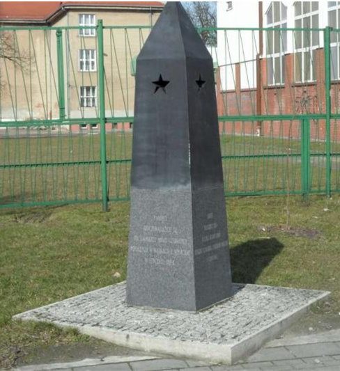 г. Хелмжа, Торуньский повят. Памятник по ул. Мицкевича, установленный на братской могиле, в которой похоронено 374 советских воина, в т.ч. 369 неизвестных, погибших в годы войны. 