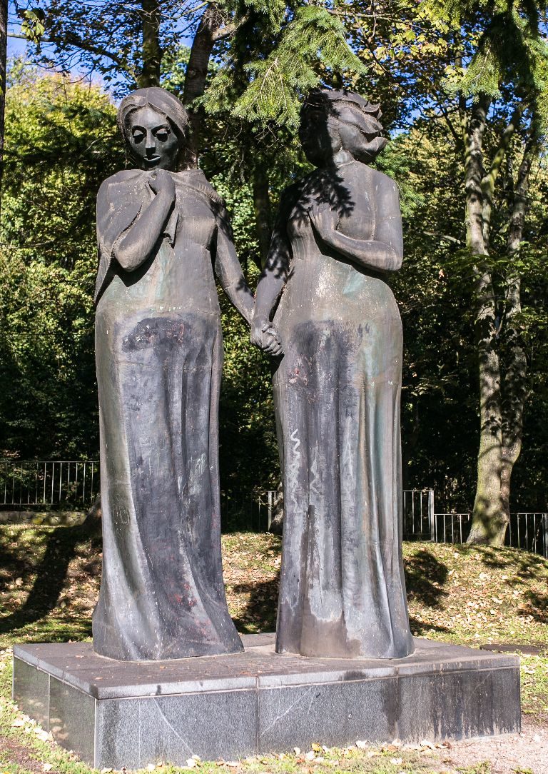 Статуя «Две матери» - польская и русская женщины.