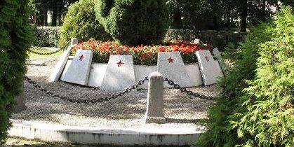 г. Тухоля. Памятник по улице Свецка, установленный на братской могиле, где похоронено 2 303 советских воина, в т.ч. 2 277 неизвестных, погибших в годы войны.