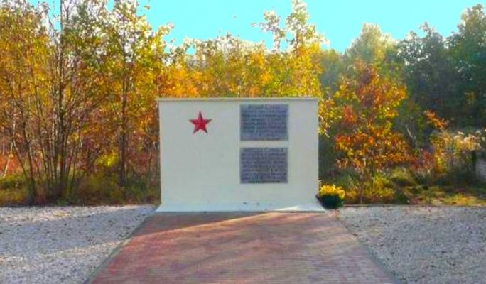 д. Руски-Бруд, Пшисуха повят. Памятник на братской могиле, в которой похоронено 600 совестких воинов, погибших в годы войны. 