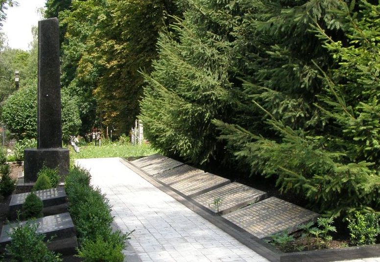 Братская могила на Лукьяновском кладбище по улице Дорогожицкая, 7 в которой похоронены воины, погибшие при освобождении города и умершие от ран в госпиталях.