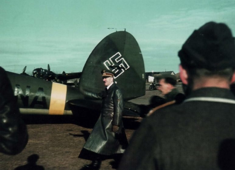 Гитлер у самолета He-111P-2 на Восточном фронте. 1942 г.