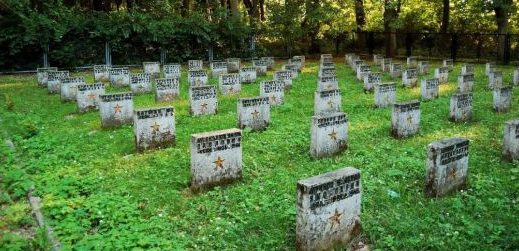 г. Бялогард. Воинское захоронение по улице Колобжегска, где похоронено 763 советских воина, в т.ч. 633 неизвестных.