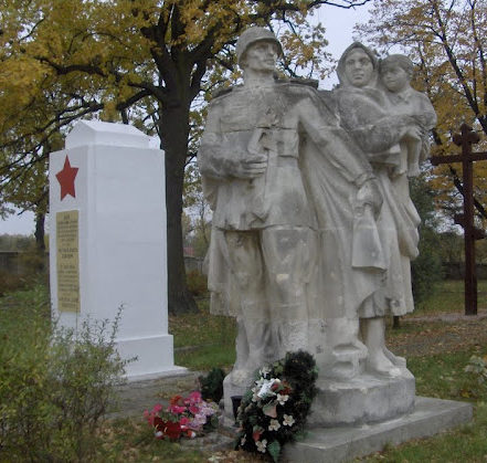 г. Радом. Памятник по улице Варшавской, установленный на братской могиле, где похоронено 2 675 совестких воинов, в т.ч. 2 532 неизвестных, погибших в годы войны.