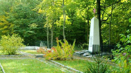д. Варч, Гданьский повят. Воинское кладбище, где захоронено 530 советских воинов, в т.ч. 435 неизвестных, погибших в годы войны. 