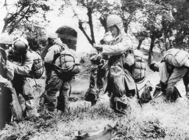 Десантники «Гирецу» из 2-ой штурмовой бригады готовятся к бою. 1945 г.
