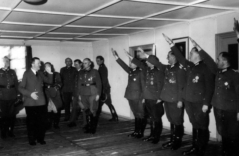 Адольф Гитлер приветствует офицеров в ставке «Вольфшанце». 1944 г