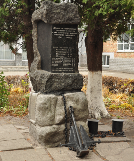 Памятный знак морякам-североморцам был установлен в 1970 году на улице Щербакова, 61г.