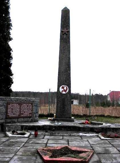 д. Клещево, Гданьского повята. Памятник, установленный на братской могиле, в которой похоронено 720 советских воинов, в т.ч. 646 неизвестных, погибших в годы войны.