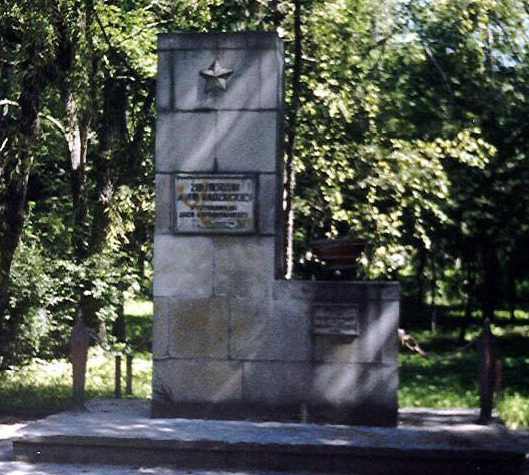 г. Огродзенец, Заверценский повят. Памятник по улице Костюшки, установленный на братской могиле воинам 21-й армии 1-го Украинского фронта, погибшим при освобождении города.