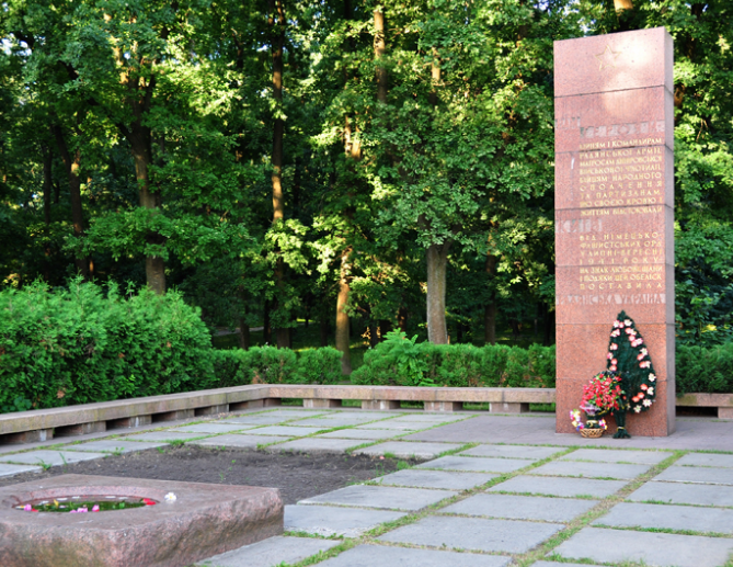 Памятный знак участникам обороны Киева по проспекту Голосеевский, 87, был установлен в 1965 году. Архитектор - В.Л. Суворов.